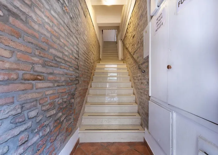 Guesthost - Mayr White * Ferrara