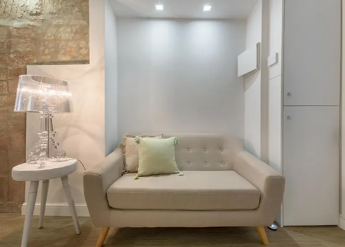 Guesthost - Mayr White * Ferrara